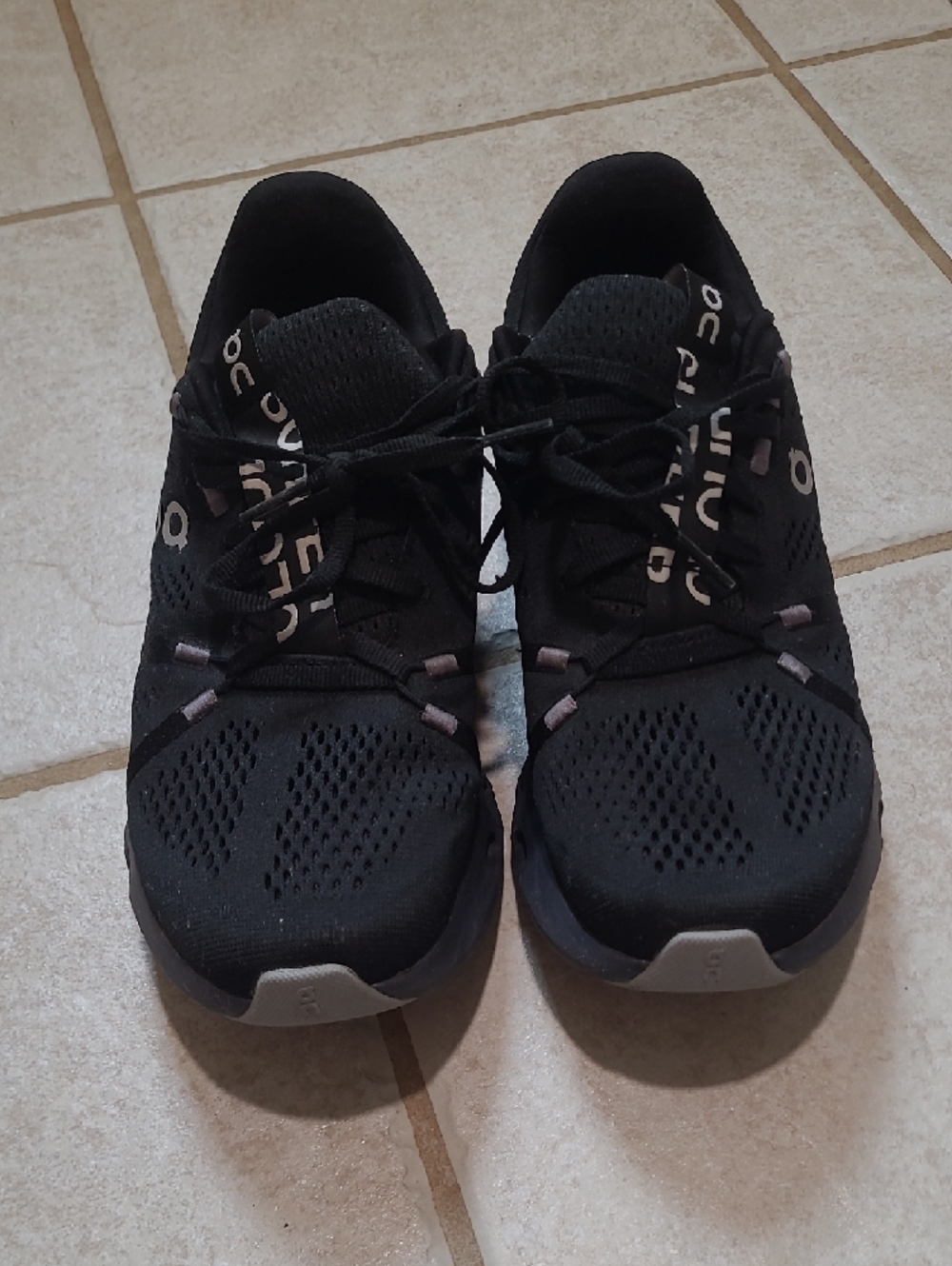 On Cloud Women's Black Athletic Running Shoes - US W8.5